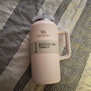 STANLEY 64oz The Flowstate Quencher H2O